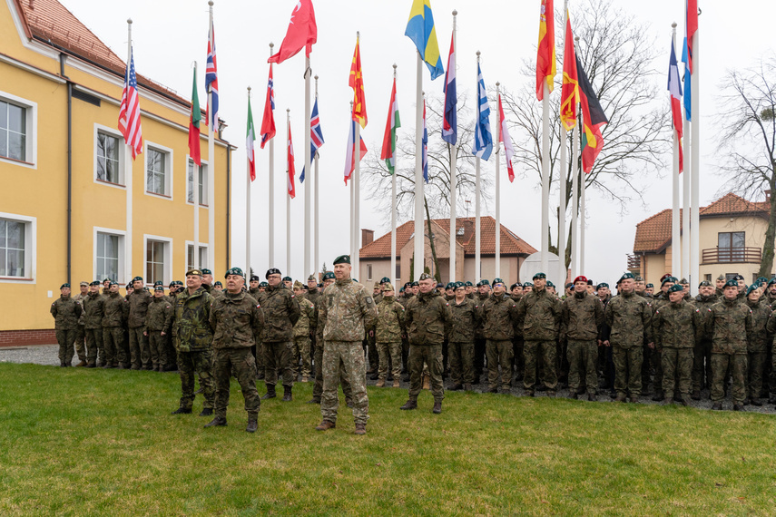Elbląg, Uroczyste wciągnięcie flag Szwecji przed siedzibą dowództwa Dywizji,