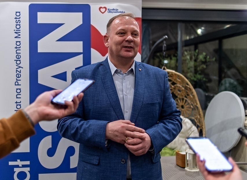 Elbląg, Michał Missan podczas wieczoru wyborczego.