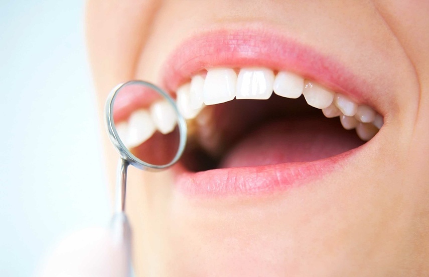 Skaling zębów, przegląd zębów, lakierowanie - zabiegi, które pomogą zachować piękny uśmiech