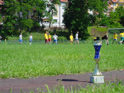 Elbląg, Mistrzowskie zagrywki piłkarzy na boisku bacznie obserwował puchar posła Walendziaka.