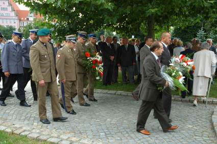 Elbląg, Uroczystości przed pomnikiem Armii Krajowej to hołd oddany tym, którzy zginęli walcząc o wolną Polskę