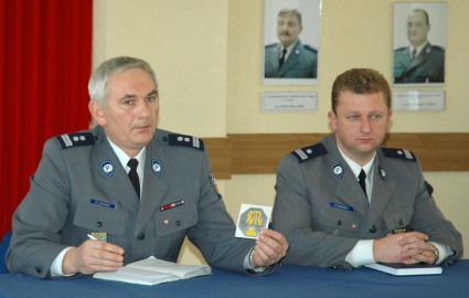 Elbląg, Nalepkę prezentuje Wacław Brudek, obok podinspektor Krzysztof Konert