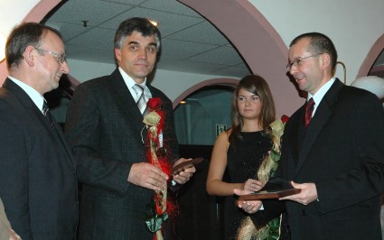 Elbląg, Wiceprezydent Marek Gliszczyński (z prawej) wręcza wyróżnienia działaczom