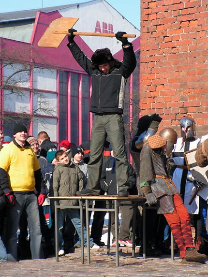 Elbląg, 8 marca przy Bramie Targowej urządzono happening na cześć Piekarczyka