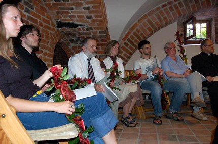 Elbląg, Na zdjęciu od lewej: Natalia Paradowska, o. Mateusz Stachowski, Marek Wawryn, Katarzyna Budyś, Mikołaj Ziemiński, Mirosław Dymczak i ks. Mieczysław Józefczyk Elbląg, Na zdjęciu od lewej: Natalia Paradowska, o. Mateusz Stachowski, Marek Wawryn, Katarzyna Budyś, Mikołaj Ziemiński, Mirosław Dymczak i ks. Mieczysław Józefczyk