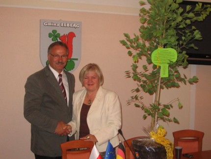 Elbląg, Burmistrz Bernd Schulte wręczył Genowefie Kwoczek, wójtowi Gminy Elbląg, drzewko przyjaźni, jako symbol kontynuacji współpracy