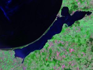 Elbląg, Zalew Wiślany i Mierzeja Wiślana - zdjęcie satelitarne Landsat www.wikipedia.pl