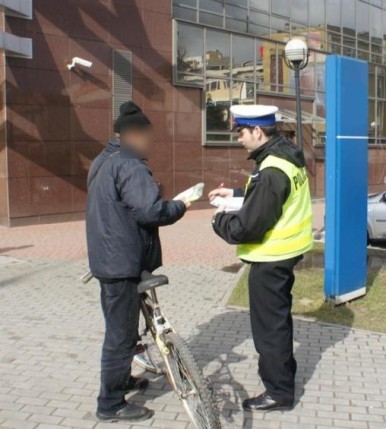 Elbląg, Policjanci rozdawali rowerzystom kamizelki odblaskowe