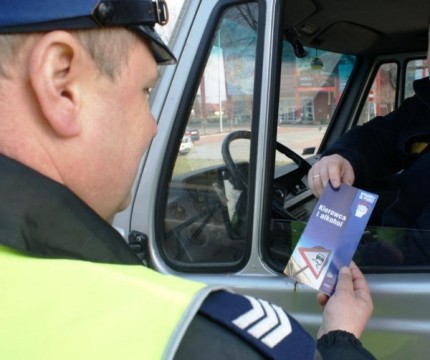 Elbląg, Kontrolowani kierowcy otrzymywali od policjantów ulotki informujące o szacunkowym stężeniu alkoholu w organizmie np. po wypiciu kieliszka wina.