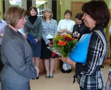 Elbląg, Dr Sobczak (z lewej) odbiera gratulacje z rąk rektor EUH-E. Elbląg, Dr Sobczak (z lewej) odbiera gratulacje z rąk rektor EUH-E.