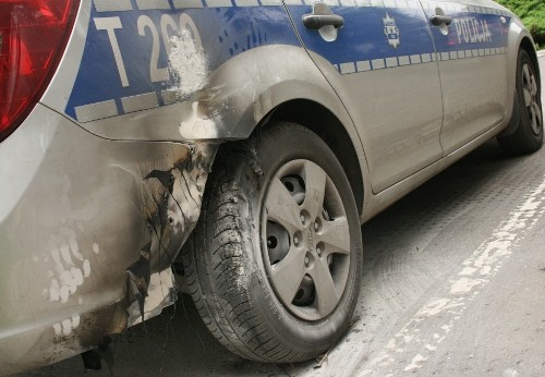 Elbląg, Podpalona została m.in. kia ceed - uszkodzony został błotnik, opona i kołpak