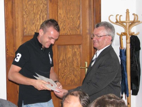 Elbląg, Środowe spotkanie w ratuszu miało sympatyczny charakter, humor dopisywał wszystkim, co widać na zdjęciu Elbląg, Środowe spotkanie w ratuszu miało sympatyczny charakter, humor dopisywał wszystkim, co widać na zdjęciu