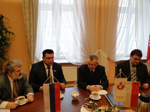 Elbląg, Od lewej: Zbigniew Szmurło (tłumacz), wicemer Kaliningradu Aleksander Pjatikop, prezydent Henryk Słonina i wiceprezydent Witold Wróblewski. Elbląg, Od lewej: Zbigniew Szmurło (tłumacz), wicemer Kaliningradu Aleksander Pjatikop, prezydent Henryk Słonina i wiceprezydent Witold Wróblewski.