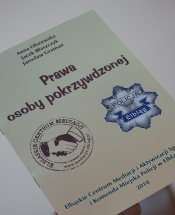 Elbląg, KMP wspólnie z Elbląskim Centrum Mediacji i Aktywizacji Społecznej wydały również broszurę pt. „Prawa osoby pokrzywdzonej”