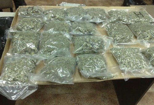 Elbląg, Policjanci zabezpieczyli w sumie ponad 12 kilogramów marihuany oraz kokainę. Wartość czarnorynkowa towaru szacowana jest na ok. 400 tys. zł