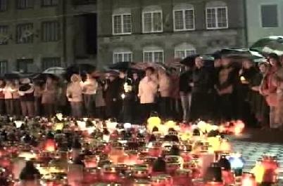 Elbląg, Co wieczór o 21.37 przy katedrze elbląskiej, pod pomnikiem Jana Pawła II zbierały się tłumy elblążan...