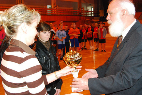 Elbląg, na zdj. z prawej - Wacław Wasiela, przewodniczący Warmińsko-Mazurskiego Szkolnego Związku Sportowego