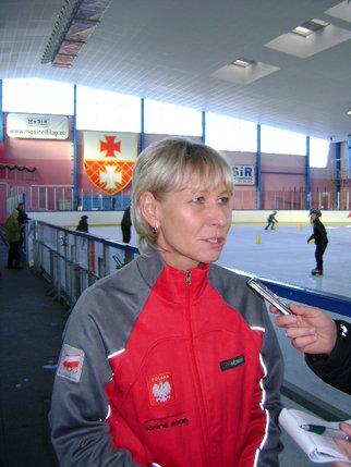 Elbląg, Trenerka brązowych medalistek olimpijskich Ewa Białkowska na lodowisku w Elblągu