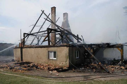 Elbląg, Ogień strawił dom i budynki gospodarcze. Bez dachu nad głową zostało 15 osob, w tym małe dzieci