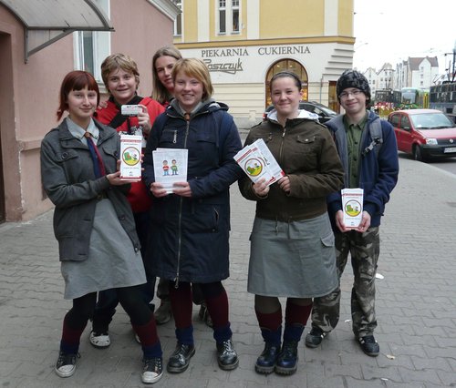 Elbląg, Harcerze podczas rozdawania promocyjnych gadżetów STOP 18