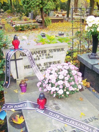 Elbląg, Dyrekcja i aktorzy odwiedzili już grób swojego patrona Aleksandra Sewruka na warszawskich Powązkach