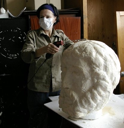 Elbląg, Elżbieta Dymiszkiewicz rzeźbi głowy greckich bogów w...styropianie