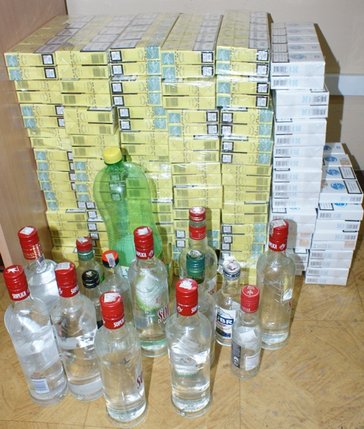 Elbląg, W mieszkaniu Waldemara B. policjanci zabezpieczyli nielegalny alkohol oraz papierosy