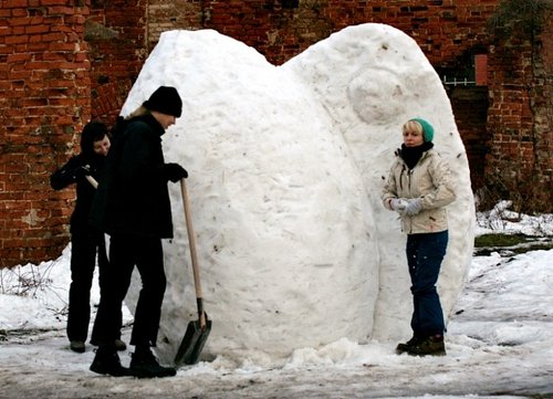 Elbląg, Śniegowa rzeźba biotechniczna autorstwa studentów łódzkiej ASP