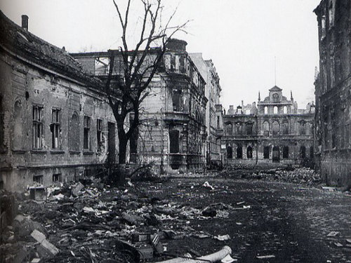 Elbląg, Na zdjęciu - widok na ulicę Krótką w 1945 roku. Elbląg, Na zdjęciu - widok na ulicę Krótką w 1945 roku.