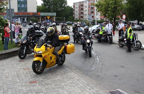 Elbląg, Policjanci z ruchu drogowego zabezpieczali przejazd kolumny motocyklowej przez Elbląg podczas parady motocyklowej.