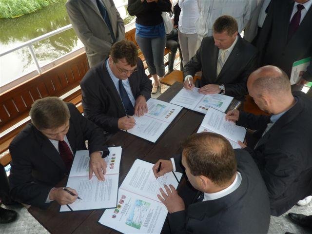 Elbląg, Przedstawiciele pięciu samorządów podpisali deklarację programową w sprawie planu działań na rzecz rozwoju Międzynarodowej Drogi Wodnej E70 w latach 2012 – 2014.