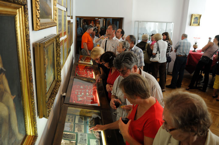 Elbląg, Na wystawie można obejrzeć m.in. pocztówki starego Elbląga, a także łyżeczki, obrazy, mapy i lampy
