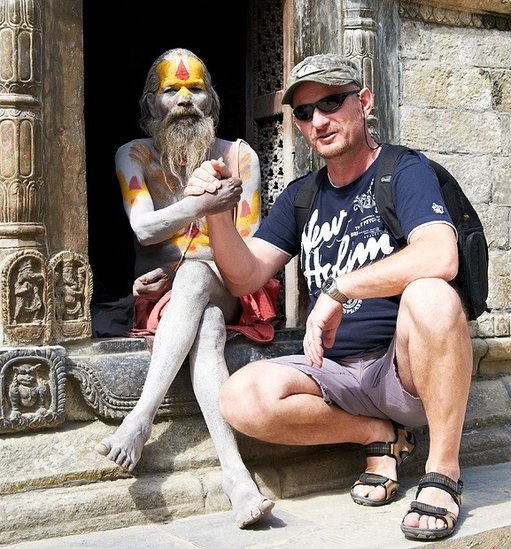 Elbląg, Marian Lubawski z shadu-hinduskim wędrownym ascetą spotkanym podczas wyprawy do Nepalu (źródło: www.fotoel.eu)