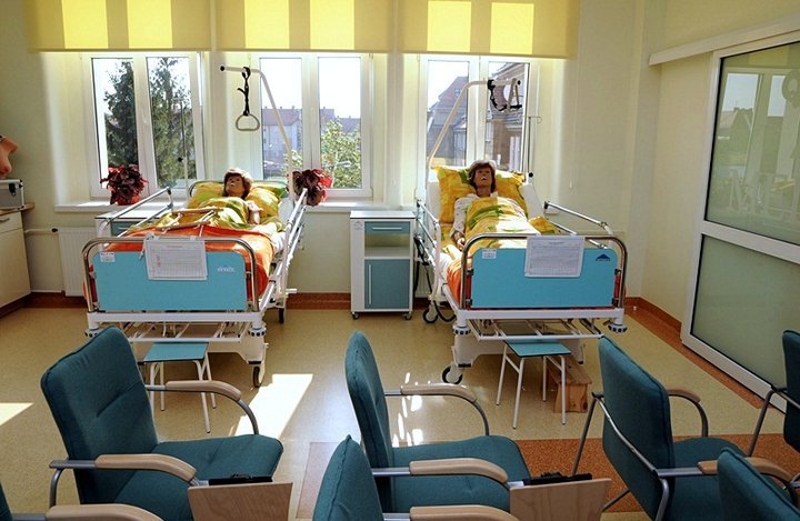 Elbląg, W sali szpitalnej leżą "pacjenci" - to manekiny, których koszt to 6 i 12 tys. zł