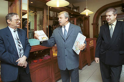 Elbląg, Jaroslaw Dutkowski, Edward Parzych i Adam Suchanek podczas promocji książki