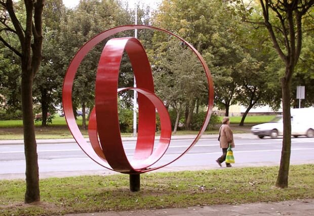 Elbląg, Urbaniści będą odwoływać się do kwestii sztuki w przestrzeni publicznej. Na zdjęciu praca Juliusza Woźniaka, 1965, usytuowana przy al. Tysiąclecia