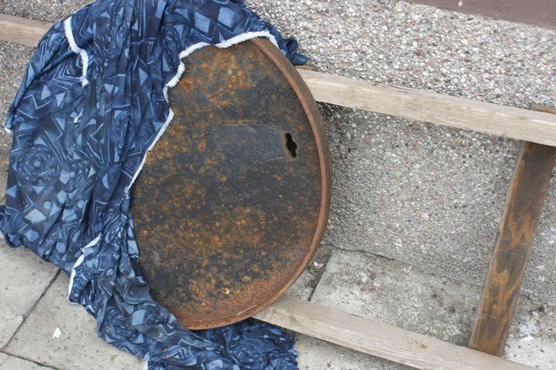 Elbląg, Policjanci zatrzymali 28-letniego mężczyznę, który niósł na plecach żeliwną pokrywę studzienki kanalizacyjnej
