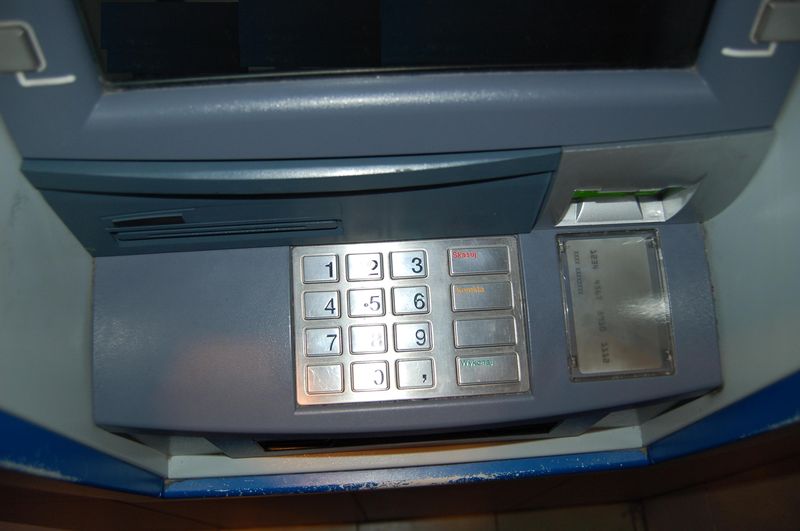 Elbląg, Podejrzani zakładali na bankomatach skimmer, który kopiował dane z kart płatniczych