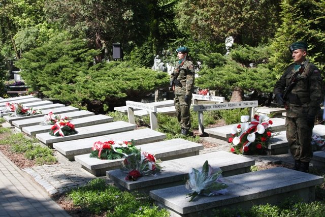 Elbląg, Posterunki honorowe wystawiono przy grobach aliantów