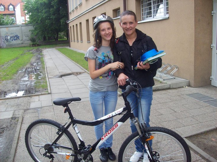 Elbląg, Justyna B. z mamą odebrały wylosowany rower,