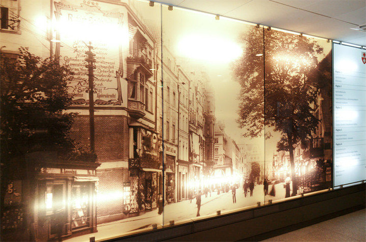 Elbląg, Ściany w Ratuszu Staromiejskim zdobią zdjęcia przedwojennego Elbląga