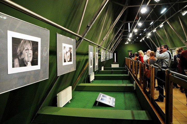 Elbląg, Ze zdjęć Danuty Węgiel spoglądają znakomitości m.in. świata kultury i sztuki