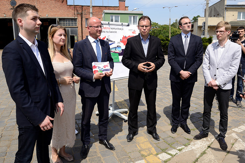 Elbląg, O bezpłatnej komunikacji miejskiej Paweł Kowszyński oraz posłowie Solidarnej Polski mówili w Tramwajach Elbląskich Elbląg, O bezpłatnej komunikacji miejskiej Paweł Kowszyński oraz posłowie Solidarnej Polski mówili w Tramwajach Elbląskich