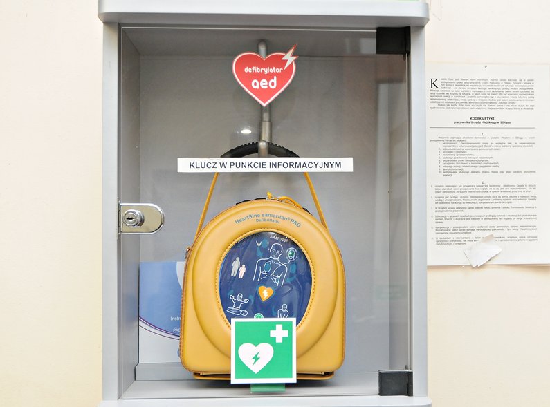 Elbląg, Defibrylatory powinny być dostępne przy udzielaniu pierwszej pomocy - przekonuje radny Michał Missan. To może uratować życie zanim nadejdzie profesjonalna pomoc (fot, AD)
