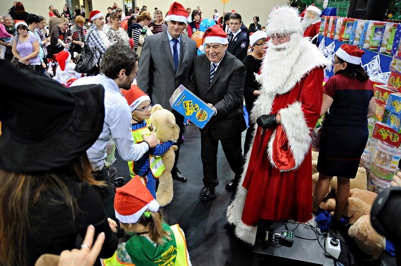 Elbląg, W spotkaniu ze Świętym Mikołajem, oprócz dzieci, wzięli udział włodarze miasta: Jerzy Wilk i Marek Pruszak