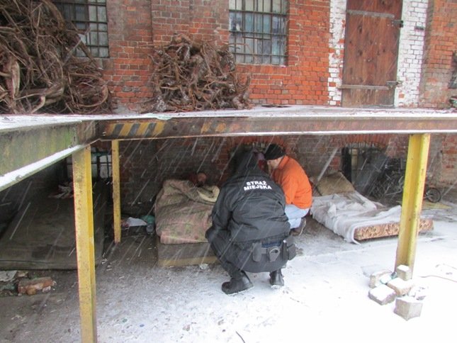 Elbląg, Strażnicy miejscy oraz pracownicy socjalni kontrolują miejsca, w których przebywają bezdomni