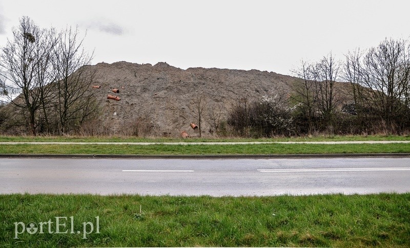 Elbląg, Górzysty krajobraz widziany z drogi prowadzącej na Modrzewinę