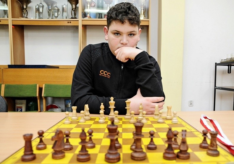 Elbląg, - Najlepszy wiek do grania w szachy to 30-40 lat i staram się grać właśnie z takimi zawodnikami - mówi 14-letni Igor Janik.