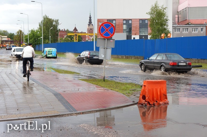 Elbląg, Wystarczy, że trochę mocniej popada, a ul. Nowa ląduje pod wodą. Razem z nią budynek przy ul. Niskiej