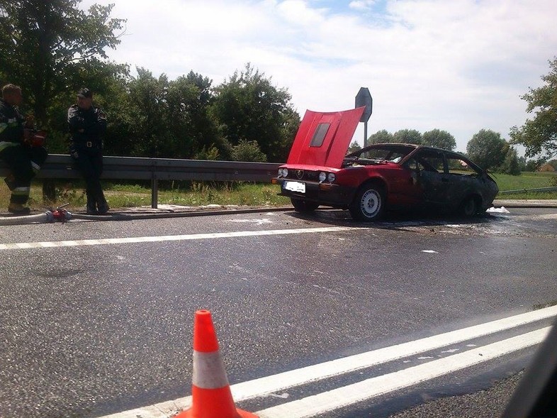 Elbląg, Utrudnienia na siódemce. Spłonął samochód Elbląg, Utrudnienia na siódemce. Spłonął samochód
